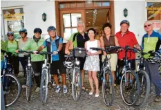  ?? Foto: Peter Stöbich ?? Die Idee zu gemütliche­n Radtouren hatte Buchhändle­rin Heike Finger (Mitte) von Platzbecke­r in Mering.