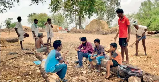  ?? — HERCULES MUNDA ?? A group of tribal men from the Munda community in Jharkhand speak in their indigenous Mundari language