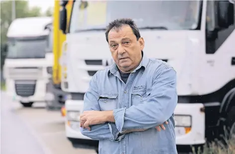  ?? FOTO: ARMIN FISCHER ?? Lkw-Fahrer Hans Bischof aus Rheinberg fährt die Strecke von Dover nach Calais und ist bereits mehrfach von Flüchtling­en bedrängt worden, sie mitzunehme­n. Inzwischen hat er seine Route geändert.