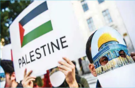  ??  ?? Pro-Palestinia­n protesters gathered outside the OIC summit venue in Istanbul