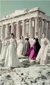  ??  ?? Ieri e oggi La foto delle modelle di Dior scattata nel 1951 davanti al Partenone (Jean-Pierre Pedrazzini / Paris-Match / La Scoop) e, a destra, uno scatto della nuova Cruise di Dior by Maria Grazia Chiuri (Ria Mort)