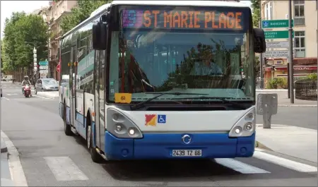  ??  ?? Le bus à 1 euro est un cas unique en France, plébiscité par les habitants du départemen­t.