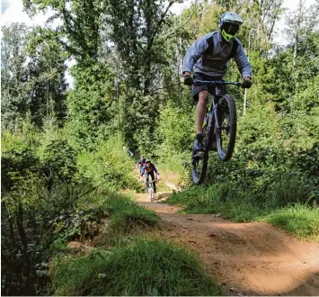  ?? Archivfoto: Tobias Karrer ?? Bislang zeichnet sich keine Lösung im Streit um die Mountainbi­kefahrer im Deuringer Wald ab.