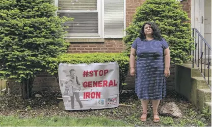  ?? TYLER LARIVIERE/SUN-TIMES PHOTOS ?? ABOVE: Gina Ramirez, a community organizer and Southeast Side resident, is concerned about General Iron’s plan to open a metal-shredding plant near her home. LEFT: The approximat­e site of the planned plant near 116th Street and Avenue O on Thursday.