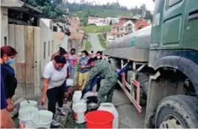  ??  ?? AYUDA. Con el tanquero de agua se trata de cubrir la demanda en algunos barrios de la ciudad.