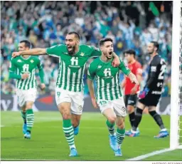  ?? ANTONIO PIZARRO ?? Borja Iglesias y Álex Moreno celebran el primer gol, obra de éste.