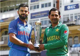  ??  ?? LONDON: India’s captain Virat Kohli (left) and Pakistan’s captain Sarfraz Ahmed, hold the trophy as they pose for a photgraph at The Oval in London yesterday, on the eve of the ICC Champions Trophy Final cricket match between India and Pakistan. — AFP