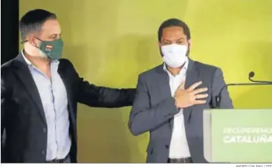  ?? ANDREU DALMAU / EFE ?? Santiago Abascal, líder de Vox, felicita anoche al aspirante en Cataluña de su formación, Ignacio Garriga.