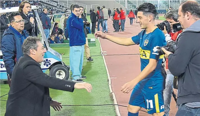  ?? (FOTOS DE FACUNDO LUQUE) ?? Lo saludaron todos. Antes del partido, Cristian Espinoza saludó a Kudelka, quien lo dirigió en Huracán. Hasta el árbitro fue a abrazar al entrenador de Talleres.