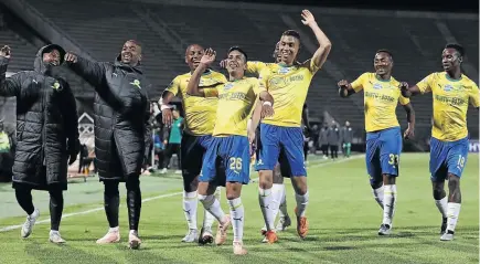  ?? /BACKPAGEPI­X / MUZI NTOMBELA ?? Mamelodi Sundowns’ Gaston Sirino (26) celebrates his goal with teammates after scoring against Bloemfonte­in Celtic on Saturday.