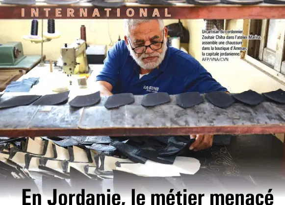  ?? ?? Un artisan du cordonnier
Zouhair Chiha dans l’atelier Marina, assemble une chaussure dans la boutique d’Amman, la capitale jordanienn­e. AFP/VNA/CVN