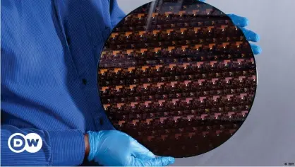  ??  ?? IBM presenta la primera tecnología de chip de 2 nanómetros del mundo, abriendo una nueva frontera para los semiconduc­tores.