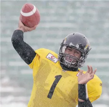  ?? Don Healy/Postmedia News ?? Hamilton Tigers-Cats QB Henry Burris practises Wednesday for the Grey Cup in Regina.