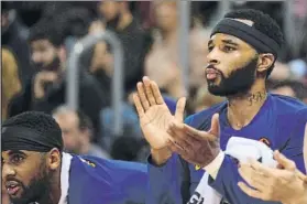  ?? FOTO: M. MONTILLA ?? Malcolm Delaney, en el banquillo durante un partido, junto a Brandon Davies