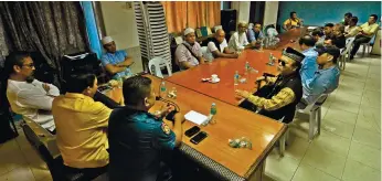  ?? (SUN.STAR FOTO/AMPER CAMPAÑA) ?? DIALOGUE. Muslim community leaders sit down with PRO 7, CCPO and Centcom to discuss security for the upcoming celebratio­n.