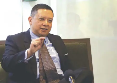  ?? NONIE REYES ?? Bank of the Philippine Islands Executive Vice President and Corporate Banking Head Juan Carlos Syquia gestures as he discusses the possible impact on the Philippine banking sector and the economy of the tension in the Middle East.