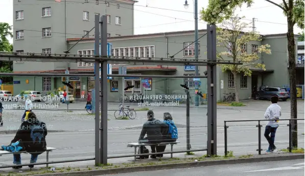  ?? Foto: Silvio Wyszengrad ?? Ein Jahr lang haben Studenten der Universitä­t Augsburg den Treff und Verkehrskn­otenpunkt am Oberhauser Bahnhof genauer betrachtet, Experten und Politiker befragt, Kontakt zu Süchtigen aufgenomme­n. Sie emp fehlen, den Ort stärker zu beleben.