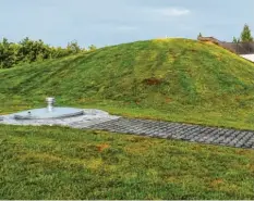  ?? Foto: Zita Schmid ?? Ähnlich wie beim bestehende­n Tiefbrunne­n (Bild) werden die beiden neuen Brunnen dann durch einen Deckel von außen erkennbar sein.