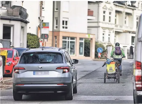  ?? FOTO: STEPHAN KÖHLEN ?? Fahrradfah­ren auf der Kölner Straße in Haan ist momentan kein Vergnügen. Dennoch wird sie als Ausweichro­ute für die B228 diskutiert.