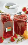  ??  ?? Herzhaftes Erdbeer Chutney oder heimischer Erdbeersir­up für Limonade: Die süßen Sommerfrüc­hte lassen sich nicht nur als Marmelade einmachen.