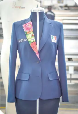  ??  ?? El blazer es de color azul marino, con solapa única y el logo del COM.