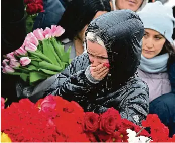  ?? Foto: Profimedia ?? Slzy, květiny, vzkazy Lidé přicházejí uctít památku obětí islámských teroristů, kteří v pátek večer na okraji Moskvy postříleli v koncertní hale více než sto třicet lidí.