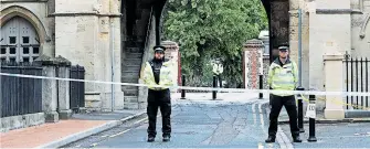  ?? [ Reuters ] ?? Nach der brutalen Messeratta­cke am Samstag wurde der Park in Reading abgeriegel­t.