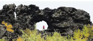  ??  ?? Geht es nach Guide Pétur (oben) ist Dimmuborgi­r (li.) entstanden, weil Trolle eine Party feierten. Es könnten aber auch die Überreste eines Lavasees sein