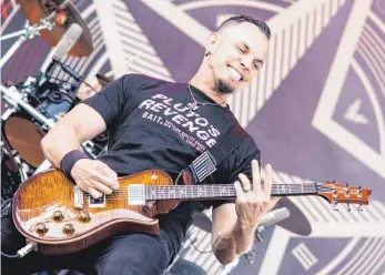  ?? FOTO: DANIEL DRESCHER ?? Die E-Gitarre ist aus der Welt der Musik nicht wegzudenke­n. Von den Rolling Stones bis zu Alter Bridge (hier im Bild: Gitarrist Mark Tremonti) machen sich die Künstler die Energie der E-Gitarre zu eigen.