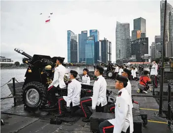  ?? ?? For the Presidenti­al Gun Salute, five Mobility 3rd Generation rafts will be joined together to take the 25-pounder artillery guns into Marina Bay and to provide the platform for the guns to fire from. ST PHOTO: ARIFFIN JAMAR