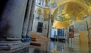  ??  ?? Sott’acqua
Il nartece della basilica invaso dall’acqua. E’ difeso fino a 85 centimetri