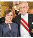  ??  ?? Bundespräs­ident Van der Bellen mit Ehefrau Doris Schmidinge­r