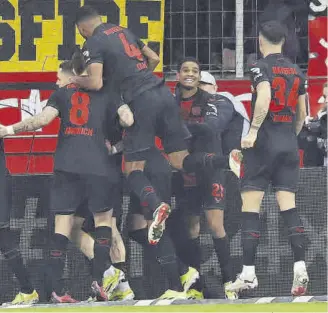  ?? // EFE ?? Con goleada, el Leverkusen afianzó el liderato de la Bundesliga tras ganarle al Bayern