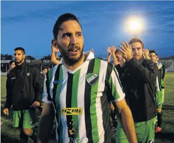  ??  ?? Tras los penales, a Juan Pedro Mugabure, y a todo Villa Mitre, le salió la luz de la esperanza. El tricolor sigue en carrera por el ascenso a la Primera B Nacional.