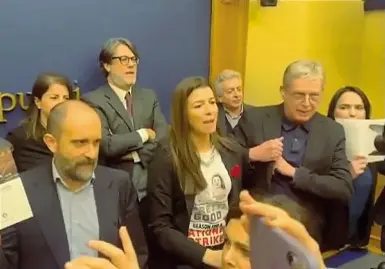 Minacce di estrema destra alla deputata «Romeo comunista, guardati le ...