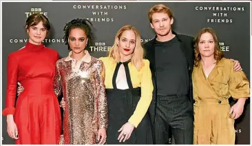  ?? ?? Main picture: Nick (Joe Alwyn) and Frances (Alison Oliver) share an intimate moment. Above: The cast of Conversati­ons with Friends: Oliver, Sasha Lane, Jemima Kirke, Alwyn and director Leanne Welham.