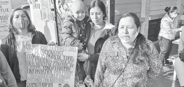  ?? FOTO: ADRIÁN MENDOZA ?? Alrededor
de 12 padres de familia con niños enfermos de Cáncer se manifestar­on a las afueras del Hospital General de Celaya.