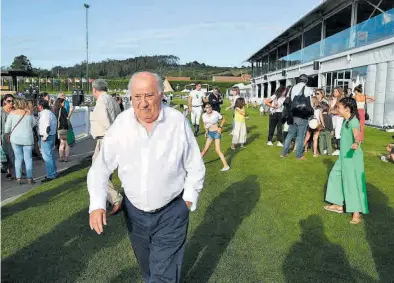  ?? VÍCTOR ECHAVE / LA OPINIÓN DE A CORUÑA ?? Amancio Ortega, en el centro hípico de Casas Novas, en Arteixo.