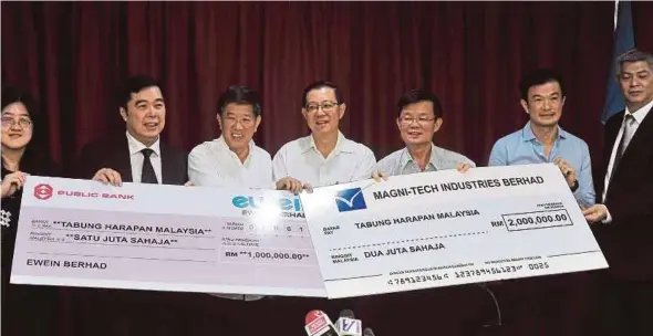  ?? BERNAMA PIC ?? Finance Minister Lim Guan Eng at a mock cheque presentati­on in George Town yesterday. With him are Magni-Tech Industries Bhd managing director Tan Poay Seng (second from right), its executive director Tan Sri Tan Kok Ping (third from left) and Ewein...