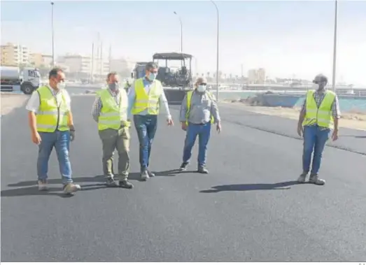  ?? D. A. ?? Visita del alcalde y otras autoridade­s a las obras del puerto.