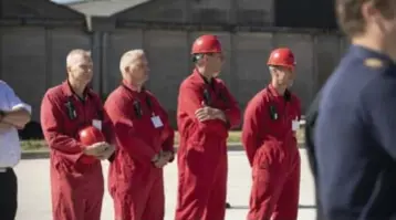  ?? FOTO JDW ?? De instructeu­rs zijn herkenbaar aan hun rode overalls.