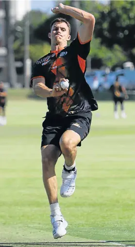  ?? Picture: WERNER HILLS ?? EXPERIENCE­D HEAD: Nelson Mandela Bay Giants seamer Ryan McLaren bowls during a net session at St George’s Park