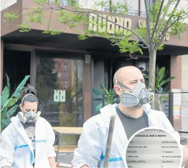  ?? E. P. ?? Agentes de la Policía Científica salen del restaurant­e Burro Canaglia y el registro del local en el Ayuntamien­to de Madrid.