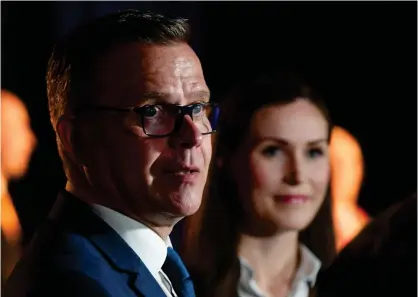  ?? FOTO: ANTTI AIMO-KOIVISTO/LEHTIKUVA ?? ■
Samlingspa­rtiets Petteri Orpo har ryggen fri som valvinnare och kan fortsätta mot nästa riksdagsva­l. SDP:s Sanna Marin har fått uppleva den vanliga, hårda snålblåste­n i valtider då effekten av coronafred­en avtagit.