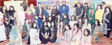  ?? ?? LAHORE: Group photo of Governor Muhammad Punjab Balighur Rehman with the participan­ts of the second internatio­nal conference on sustainabl­e developmen­t in Pakistan organized by the University of Home Economics. — NNI