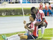  ??  ?? Luis Díaz celebra junto a Daniel Moreno el tanto que anotó ante Lanús, para darle el triunfo a Junior 1-0.