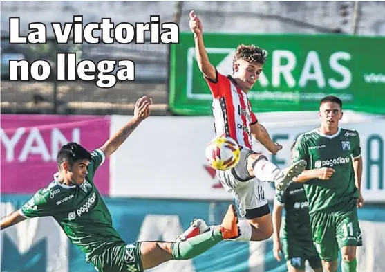  ?? (FEDERICO LÓPEZ CLARO) ?? Con la “10” albirroja. Mateo Klimowicz intentó darle fútbol a Instituto, pero no pudo en Caballito ante un aguerrido Ferro.