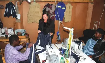  ?? TDT ?? USA Charge D Affairs, Ms Elaine French (centre) converses with — Picture by Tinai Nyadzayo project beneficiar­ies in Mutasa recently.