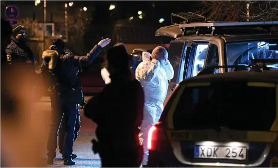  ?? Bild: JOHAN NILSSON/TT ?? TRAGISKT. Fyra personer – två vuxna och två barn – hittades döda i en villa i Bjärred utanför Lund på tisdagskvä­llen.