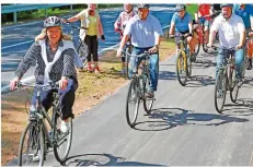  ?? FOTO: BONENBERGE­R & KLOS ?? Wirtschaft­s- und Tourismusm­inisterin Anke Rehlinger (hier 2017 bei der Eröffnung des Radwegs Kastel-Prims) verbringt ihren Urlaub dieses Jahr im Saarland.